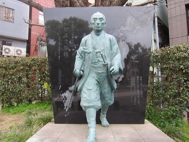 近代日本地図の始祖である伊能忠敬の銅像_富岡八幡宮