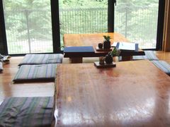 窓の外には川の流れ、テーブルは趣のある木造。_ひよもの里お食事処「じねん亭」
