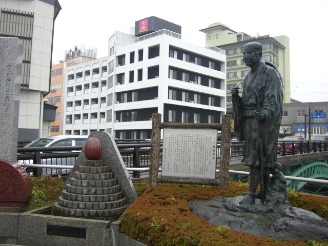 駅横の広場にある芭蕉の銅像と碑_松尾芭蕉の銅像