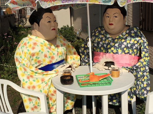 �Ȃ����򉮂̑O�Ƀ}�c�R���c_�V����