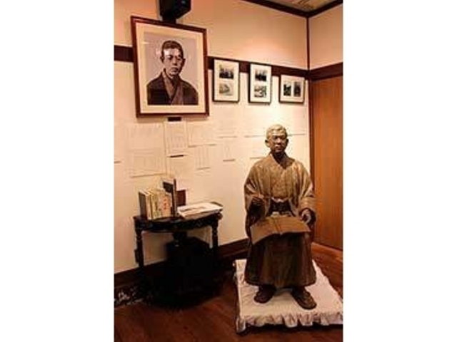 �X���ɂ́A��2�N�ԁA���x�R����̏��w�Z�ɒʂ���������Y�̋L�O�ق�����܂��B_����V���D