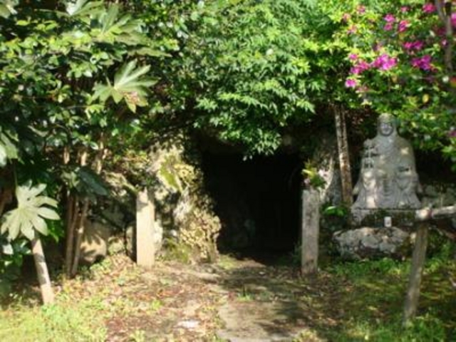 �܂�����̔��S��u����蓴�̓��e�ʐ^1