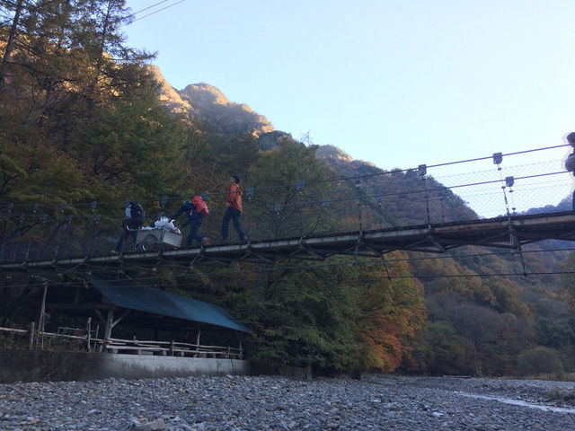 吊り橋を渡ってキャンプ場へ_中津川村キャンプ場