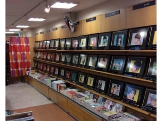 ��������{������܂�_�I�ɚ������X�~�c�{�X