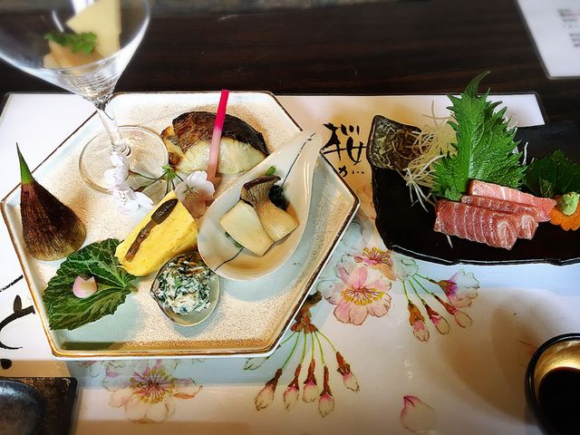 ̂Hƒ[ƃM[̂񂩂̓eʐ^1