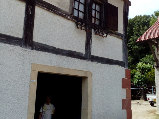 �t�����X�_�Ƃ̈�K�͂Ԃǂ��𐻑����B���ɂ͑傫�Ȕ[���B_��O���������ك��g�����[���h