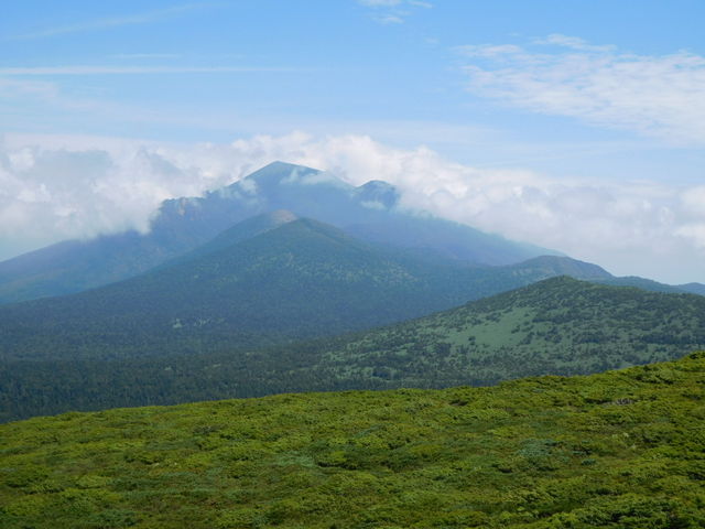 �ڂ̑O�ɂ͊��R���I_�O�c�ΎR