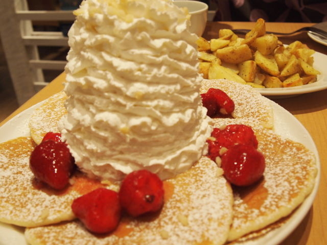 ストロベリーホイップクリームとマカデミアナッツ¥1050 _エッグスンシングス 心斎橋店(Eggs ’n Things)