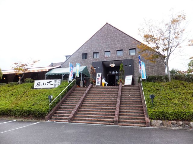 �Õ�������̐M�y�ɂ����āA�����̓��_���ȓX�\���ŏ����B_�召��