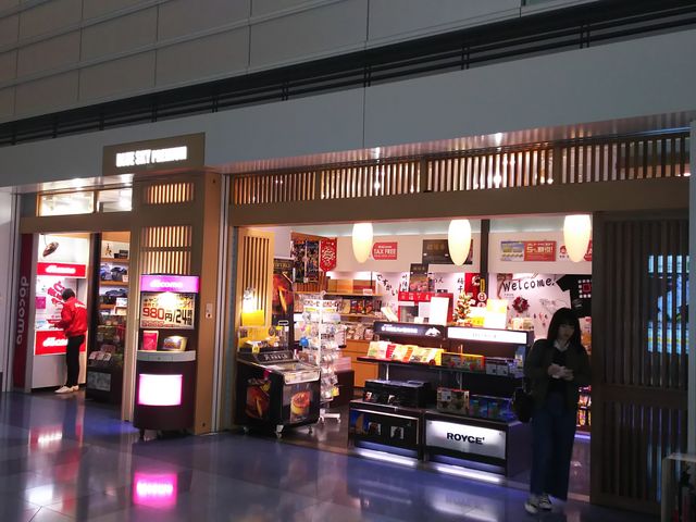 ^P`Food Court TOKYO SKY KITCHEN̓eʐ^1
