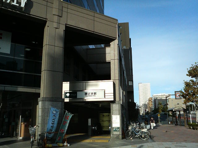 �w�r���ɂ̓X�[�p�[����H�X�Ȃǂ������Ă܂�_���ǂ��w