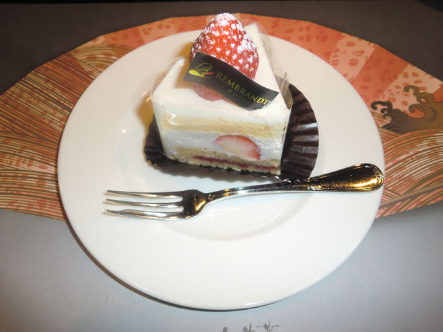 一階のケーキ屋で購入し、デザートと一緒に出してもらったケーキ_レンブラントホテル大分