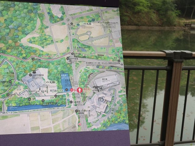 ����Ղ̋߂��ɂ���
���{�̃t�B�M���A�X�P�[�g���˂̒n �ł���ܐF��_��䍑�ۃZ���^�[