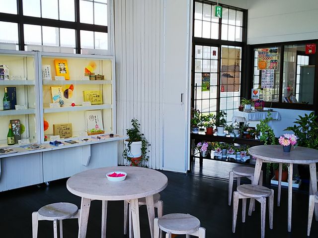 �Z���^�[�̃I�[�v���X�y�[�X_�z�O�����̌��X�e�[�V����