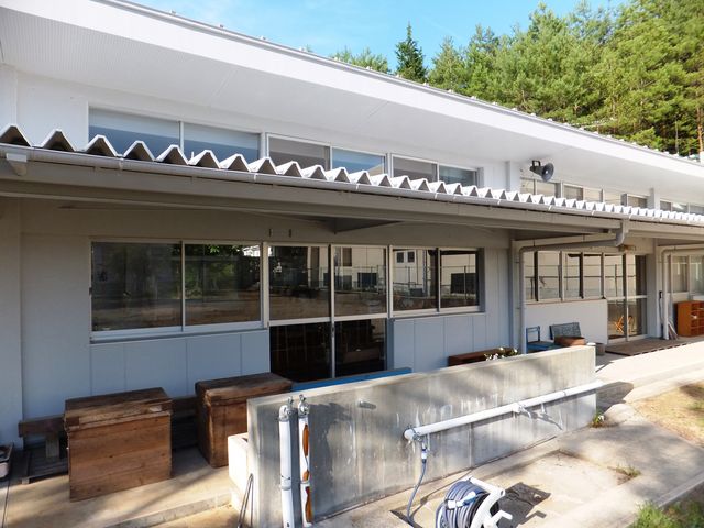 �p�~���ꂽ�ۈ牀�ɂ𗬗p�����J�t�F�u�R�̃e�[�u���v�B_����[����