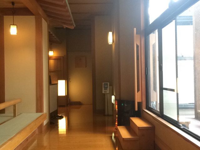 �x�e���⑫��������R�K�ł��B
�ʐ^�E��̑����͂P�`�S�l�قǂ̉��O�X�y�[�X�̂悤�ł����B_�������{�@10��ނ̌��򓒂߂���Ƒn����΁@�Ԗ�