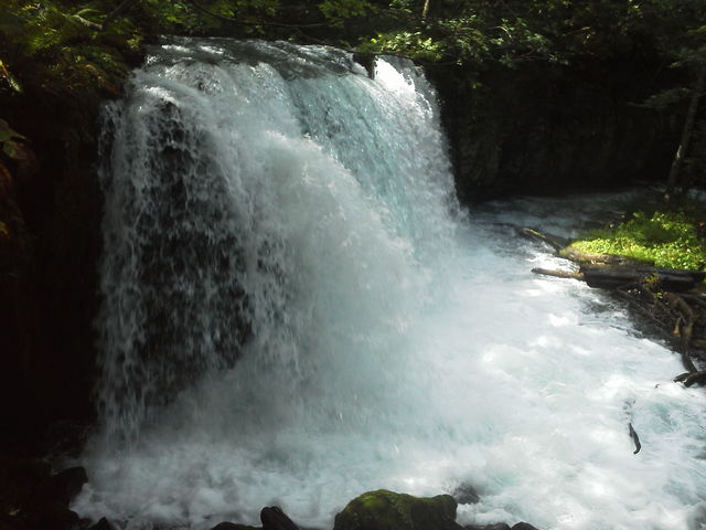 お銚子（十和田湖）から勢いよくお酒が注がれている感じの銚子大滝でした。愛用のガラケーで撮りました。_銚子大滝