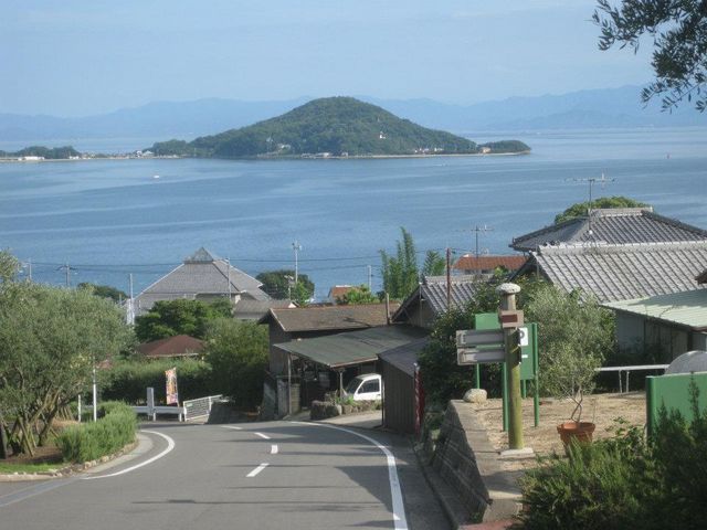 ���̉w�̐�Ɍ����锼���A���ł͂���܂���B�����̍��ɓ�\�l�̓��f�摺������܂��B
_�I���[�u��