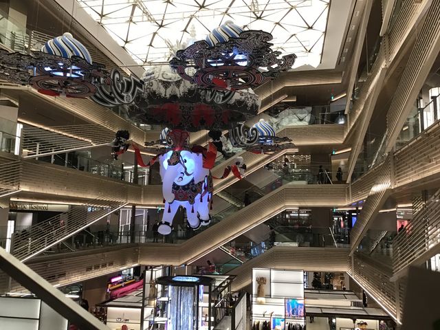 �G�X�J���[�^�[���B_GINZA SIX