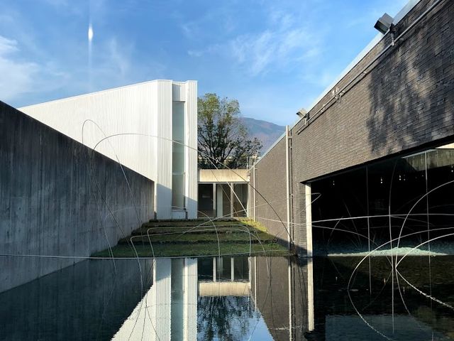 水面のリフレクションが美しい_奈義町現代美術館