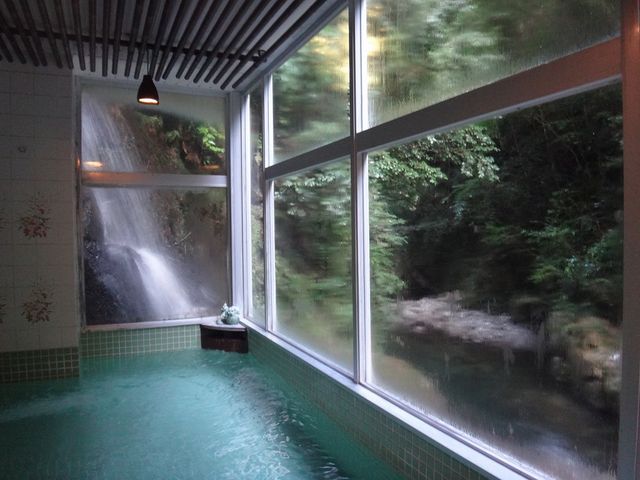 滝の見える浴室。_鈍川温泉