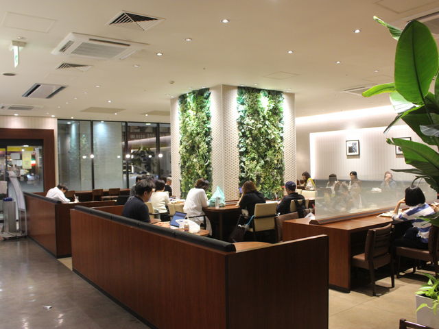 ̃hg[R[q[VbvAJ[hԉHX̓eʐ^2