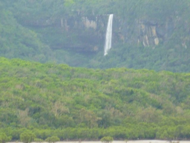 遠方から悠々と流れ落ちるピナイサーラの滝を見る事が出来ました_ピナイサーラの滝