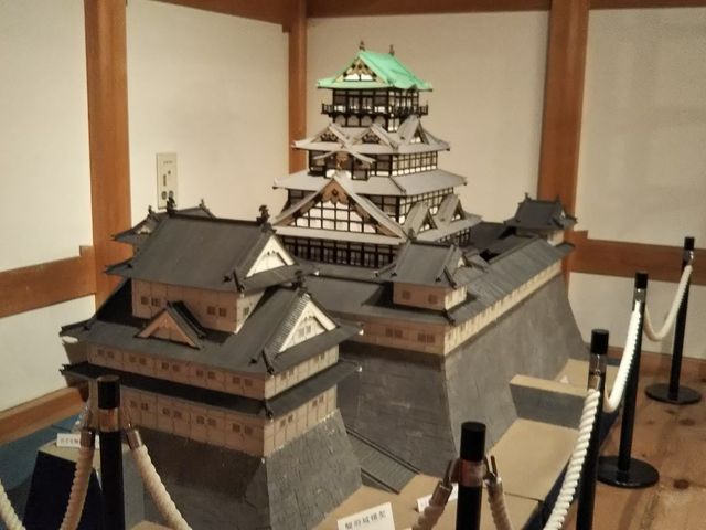 �E�����ɉ����̖͌^������܂��B_�F�E