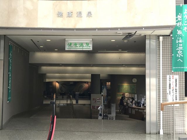 ���X�t�߂̌����@�œ��ꌔ�𔃂��Ă���A���̎�t�ɏo���܂�_�S�R�����b�N�X�M�C