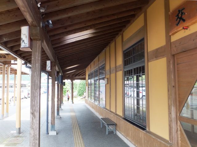 風情のある外回廊：レストランやみやげ物店を連絡しています。_鳥取市道の駅清流茶屋かわはら