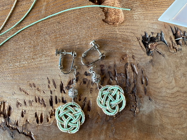 �ǂ���̐F���O���ɂ��邩�ŁA�������̃C���[�W�������ԕς�邻���ł��B_�������[��