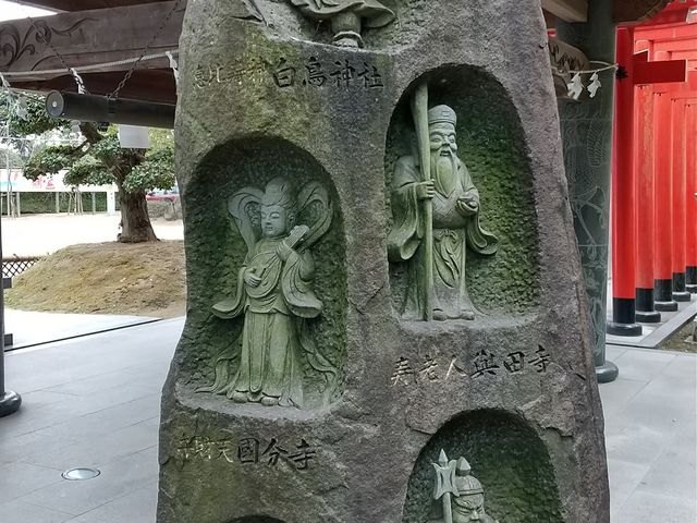 �΂ɒ���ꂽ�����_�^���[�A�E������B_�c���_��