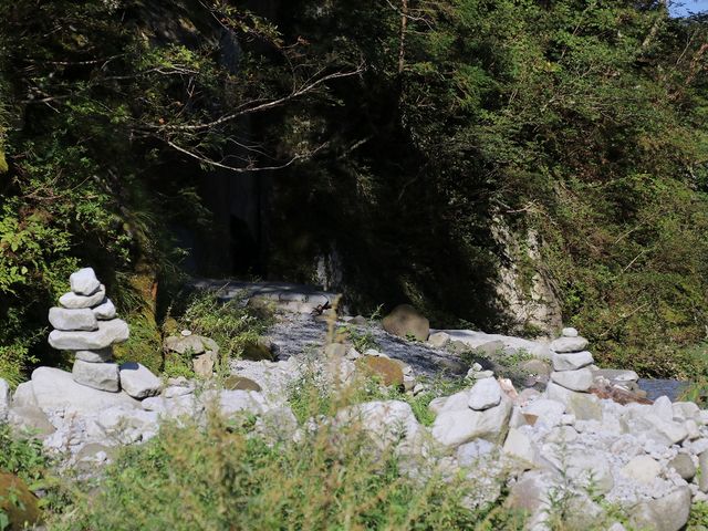 �΂̉͌��̐ΐς݁B_�΂̉͌�