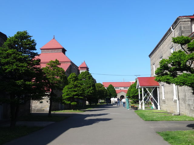 �O���̊X�̒ʂ�̂悤_�j�b�J�E���X�L�[�]�s������