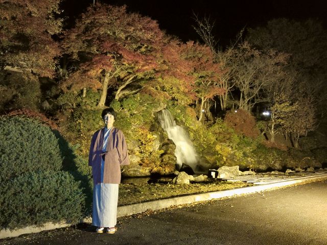 �����O�̒��̊R�ɂ��郉�C�g�A�b�v���ꂽ��_���H�ۉ���@�z�e�����搅