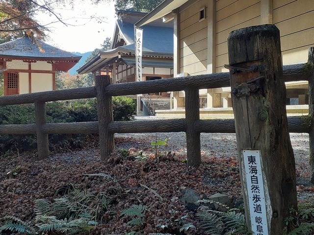 �������̗ڗ��a�i�󕨓a�j�̗��ɓo���������܂��B_���C���R����