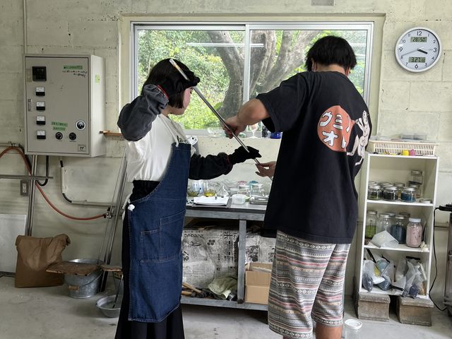 お兄さんに助けてもらいながら、ほとんどの工程を自分達で体験しました。_伊豆味ガラス工房うみのおと