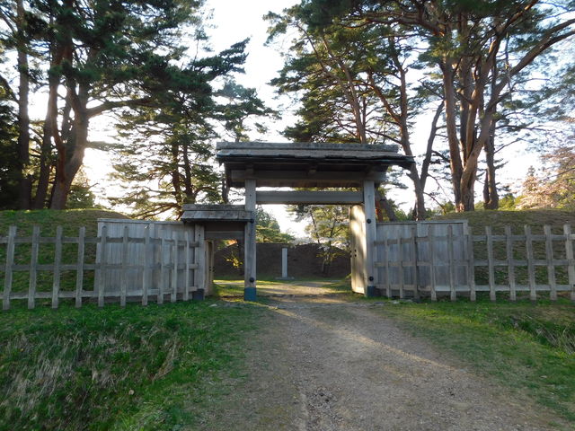 �����@���ʂɖډB���̓y�ۂ�����B_���w��j�Տ��O�ˌːؒn�w����