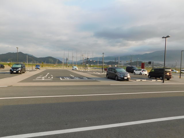 ���̉w���̒��ԏ�B_���̉w���c����