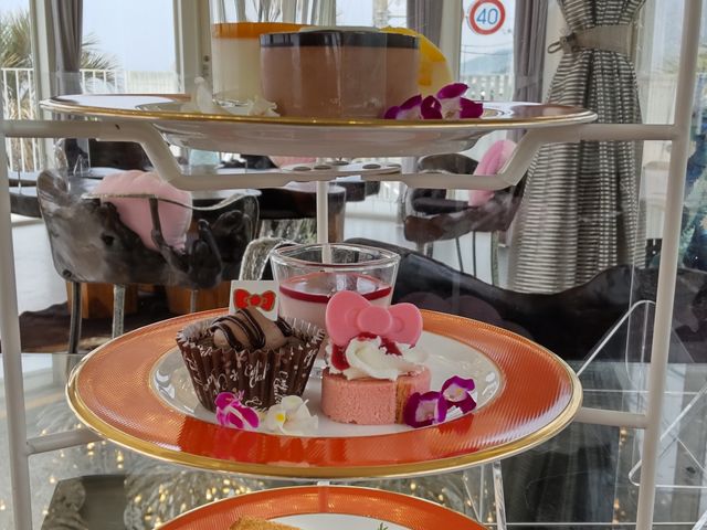 p[eB[oRj[ɂĒnCeB[_HELLO KITTY SMILE