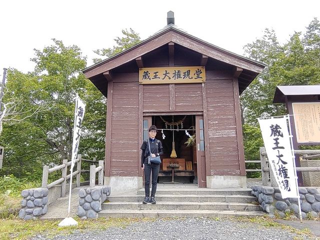 �R���w�̑O�ɂ͑匠����������A�����l���J���Ă���_�����X�J�C�P�[�u��