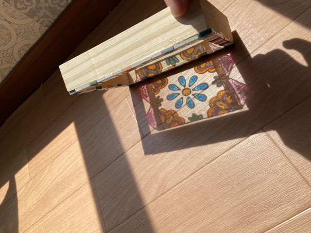 ���z�̌��ɓ�����Ƒf�G�ȃJ���[�̉e���c_�^�C���N���t�g�E�f�B���v���A�[�g�����@paleta