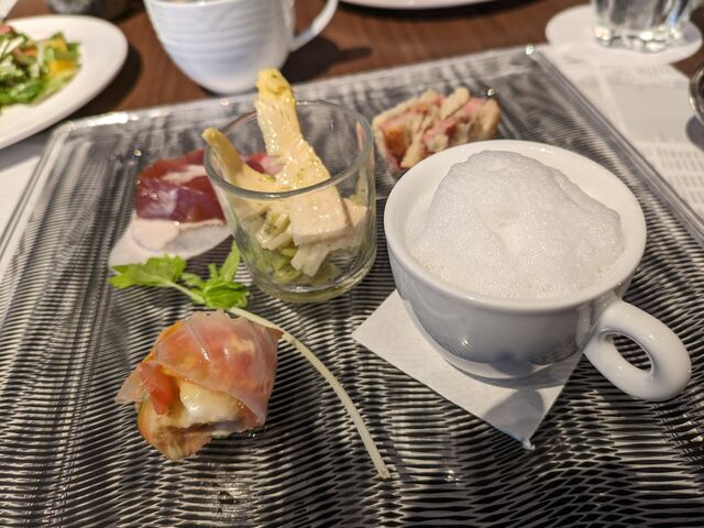 �O�؁A�y�����ƐH�ׂ��Ⴂ�܂����B_�I���G���^���z�e���L��