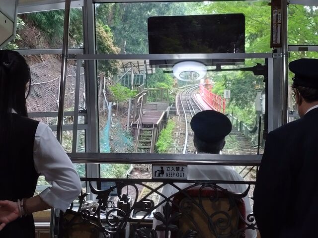 2km𒴂H̓rɂ͑̃J[u⋴Agl_{P[u