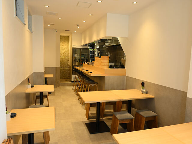 ݂Dining Bar w̓eʐ^3