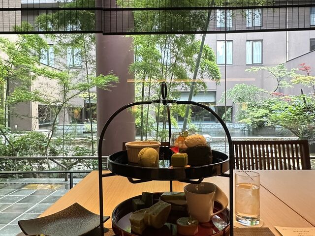 �A�t�^�[�k�[���e�B�[�ɂ͒�����������_���s���}�z�e��