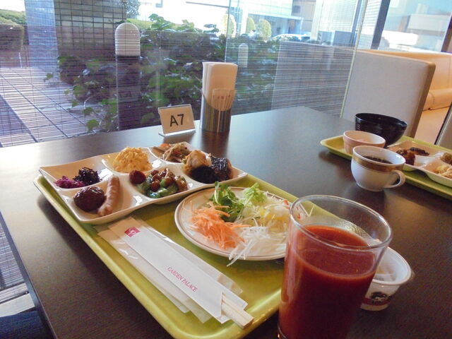 ���H�@�̌��\���ȐȂŐH��_���K�[�f���p���X