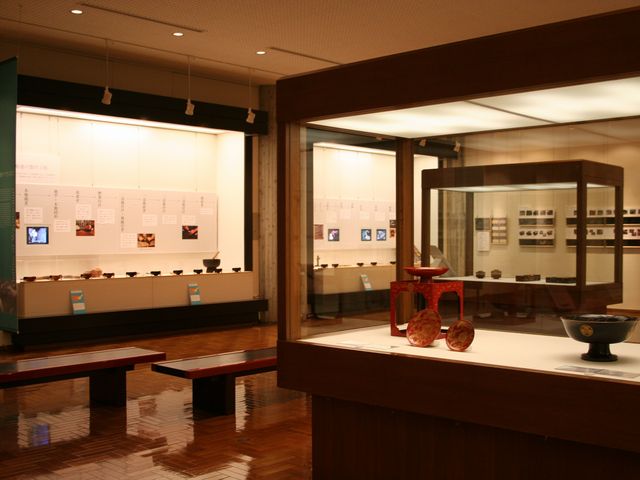 輪島塗のあらましを、代表的な優品の数々にウルシの木や製作道具等を交えてご紹介しています。_石川県輪島漆芸美術館
