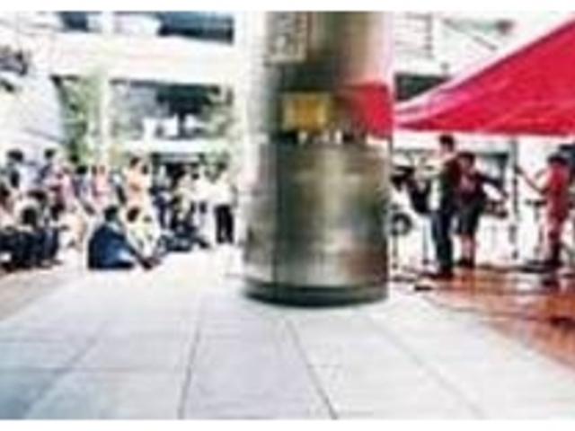 �����炱���炩��̐��������M�C�ɕ�܂��_��T���X�g���[�g�W���Y�t�F�X�e�B�o��