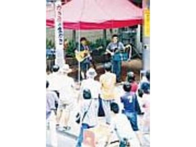 ���̓��΂���͓X�̑O���X�e�[�W�ƂȂ�_��T���X�g���[�g�W���Y�t�F�X�e�B�o��